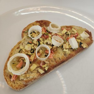 Toast with olive oil and dried vegetables