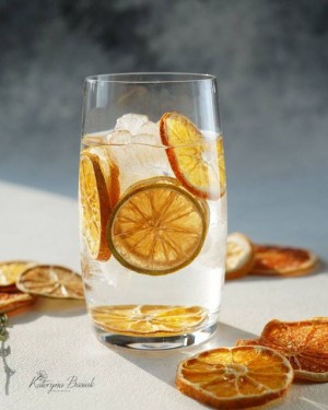 Agua aromatizada con naranja seca