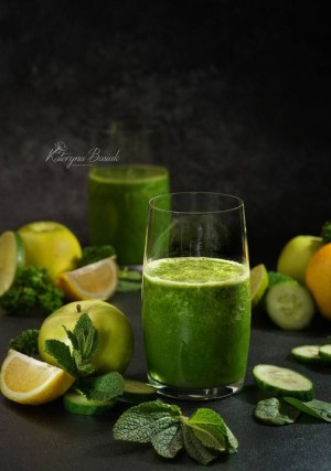 Smoothie with apples, spinach, cucumber, and Green Power