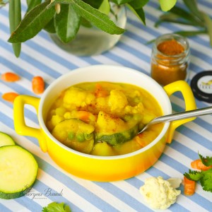 Vegetable curry with spicy carrot powder