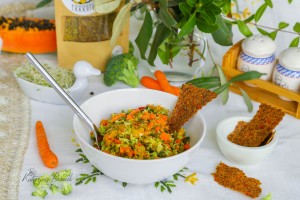 Salade de légumes avec papaye et crackers de potiron
