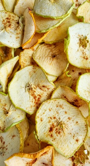 Manzana deshidratada en láminas con limón y chile